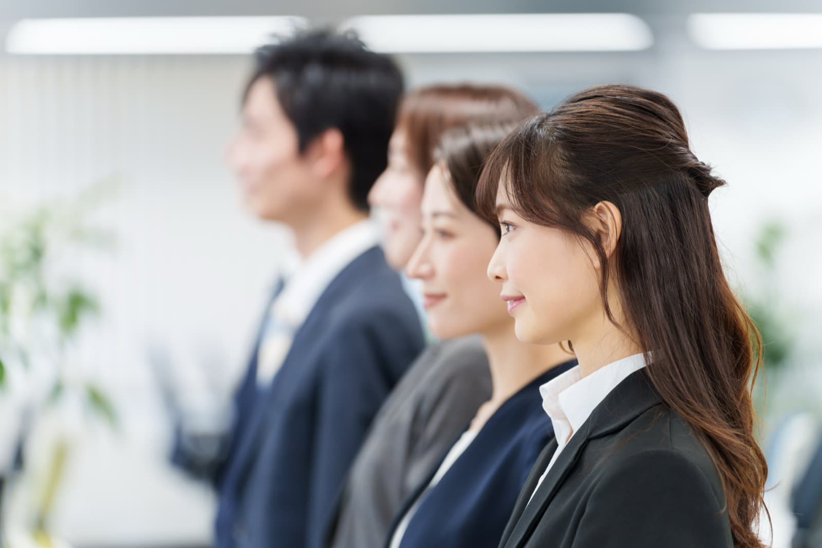 オフィスに並ぶ日本人ビジネスパーソン